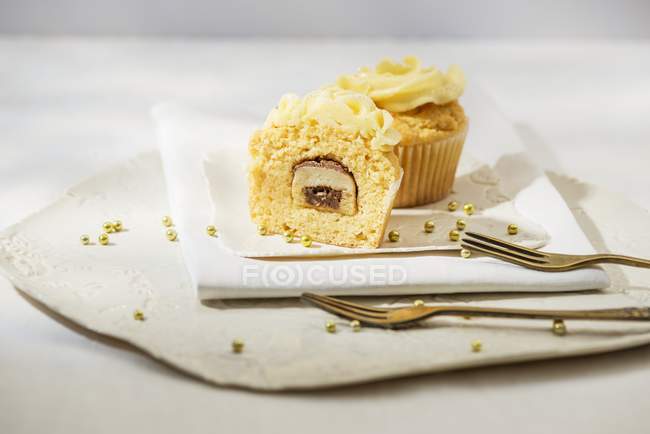 Cupcakes with marzipan praline — Stock Photo