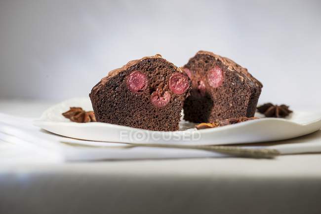 Gewürzter Cupcake mit Kirschfüllung — Stockfoto