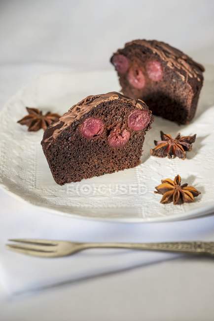 Cupcake speziato con ripieno di ciliegie — Foto stock
