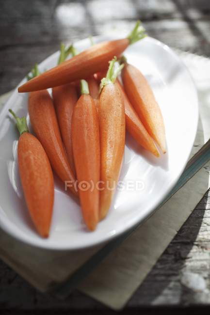 Zanahorias bebé peladas - foto de stock