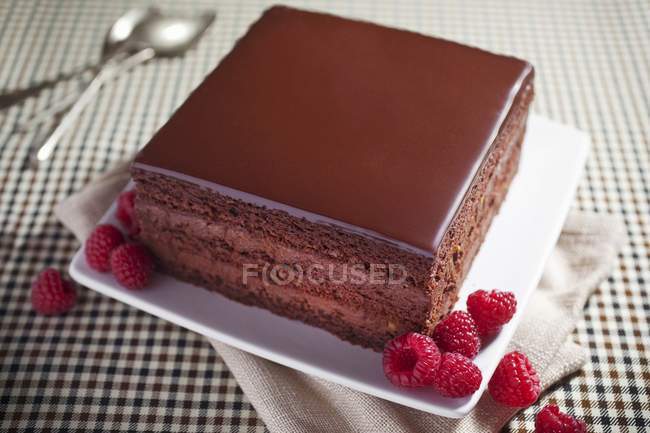Schokoladenkuchen mit frischen Himbeeren — Stockfoto