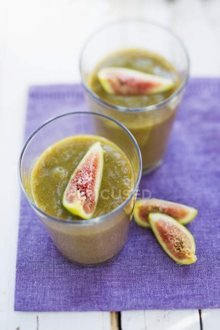 Fig and lettuce smoothies — Stock Photo