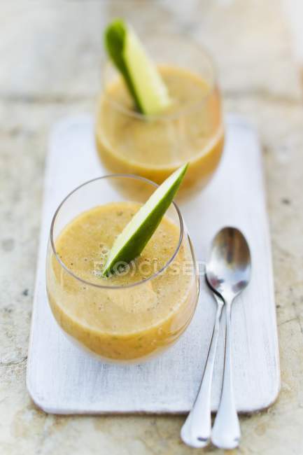 Cucumber and lettuce smoothies — Stock Photo