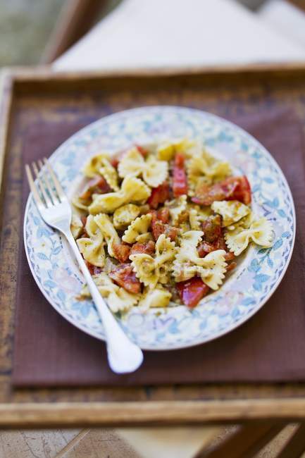 Farfalle pasta salad with tomatoes — Stock Photo