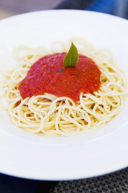 Spaghettis garnis de sauce tomate — Photo de stock