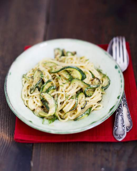 Spaghetti Carbonara mit Zucchini — Stockfoto
