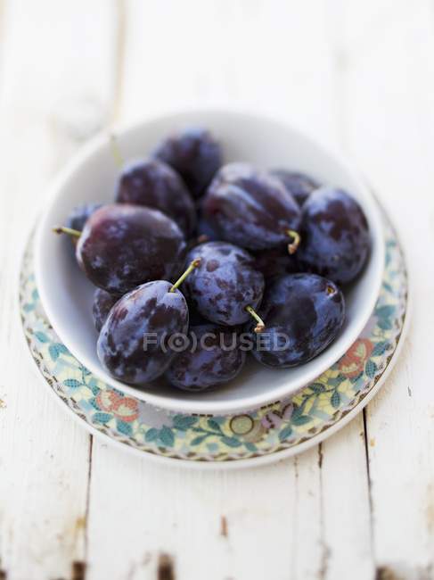 Bol de prunes fraîches — Photo de stock