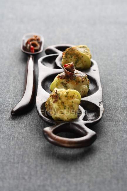 Chou-fleur cuit au four avec des rouleaux d'anchois — Photo de stock