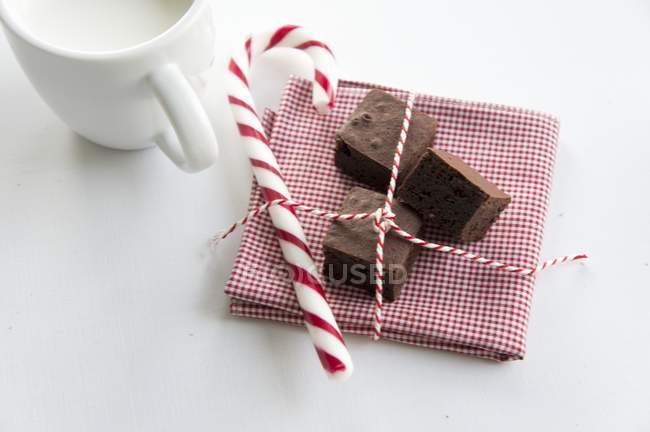 Confiserie au chocolat avec une canne à bonbons — Photo de stock