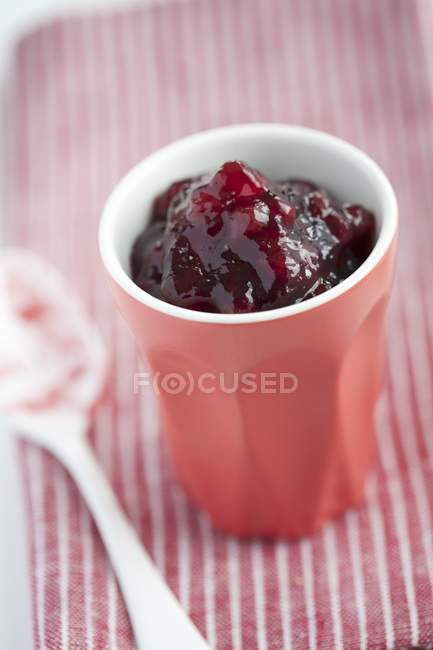Marmellata di mirtilli rossi in tazza rossa — Foto stock