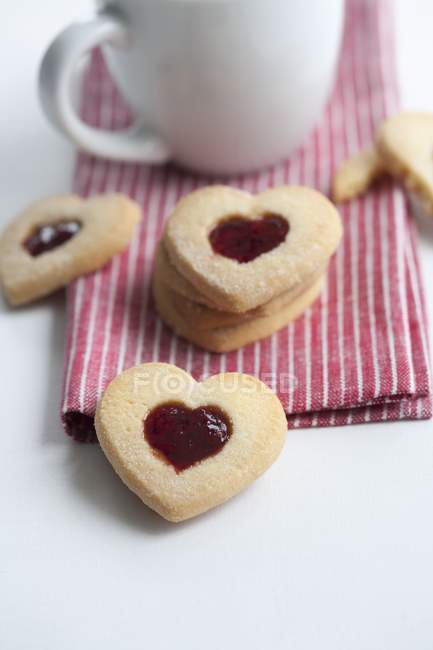Biscotti con marmellata di mirtilli rossi — Foto stock