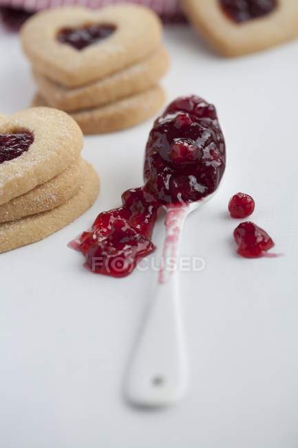 Marmellata di mirtilli rossi e biscotti — Foto stock