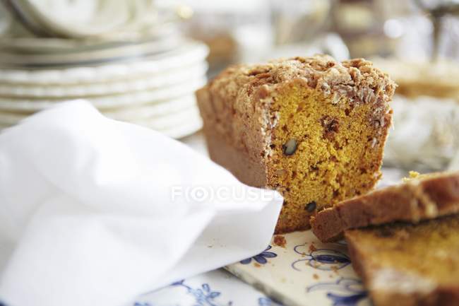 Pumpkin cake with crumble topping — Stock Photo