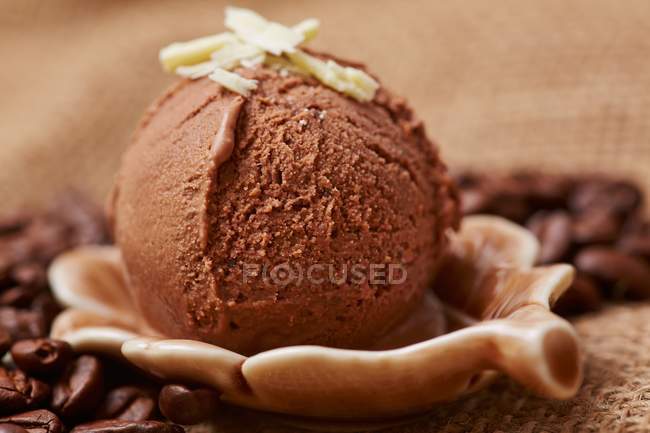 Шоколадное мороженое с большим количеством кофейных зерен — стоковое фото