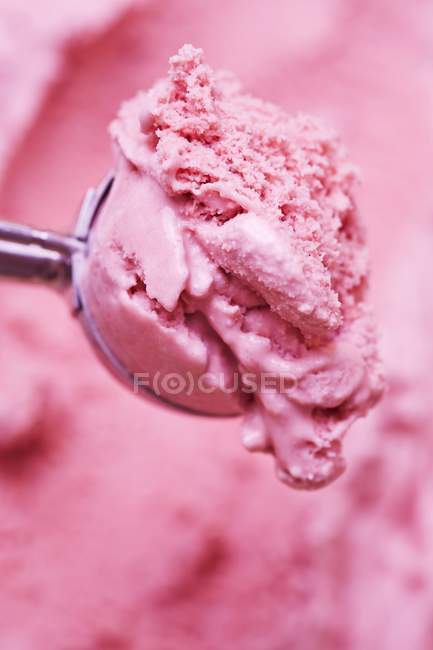 Домашнее клубничное мороженое — стоковое фото