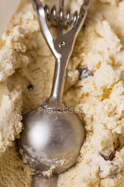 Cucharada de helado de stracciatella casero - foto de stock