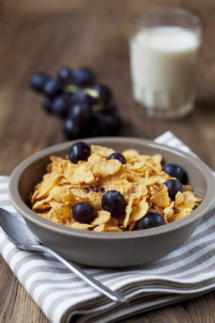 Cornflakes with red grapes — Stock Photo