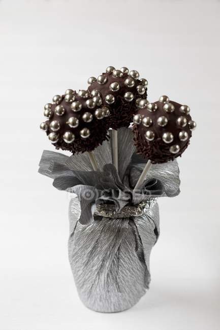 Chocolate cake pops with sugar pearls — Stock Photo