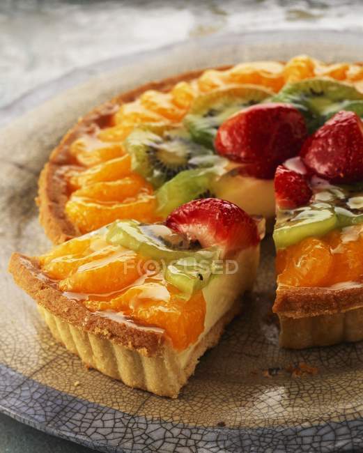 Tart topped with mandarins and strawberries — Stock Photo