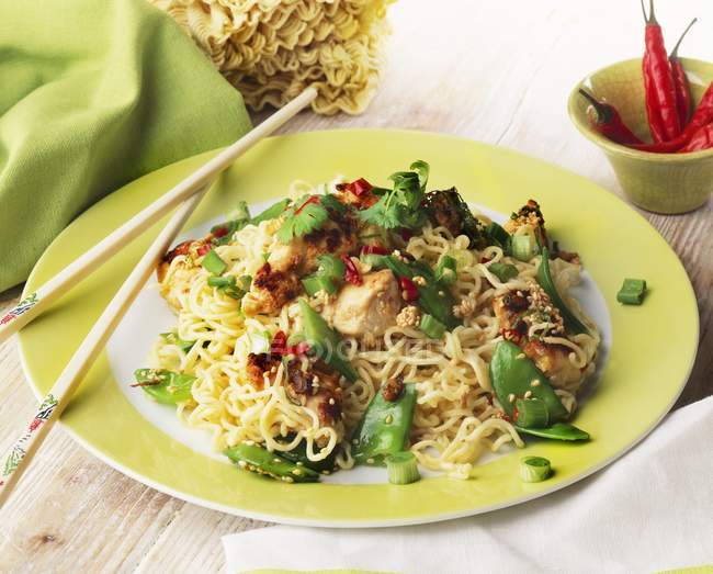 Asain noodles with chicken — Stock Photo