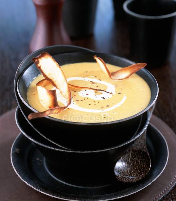 Суп з грушею з чіпсами — стокове фото