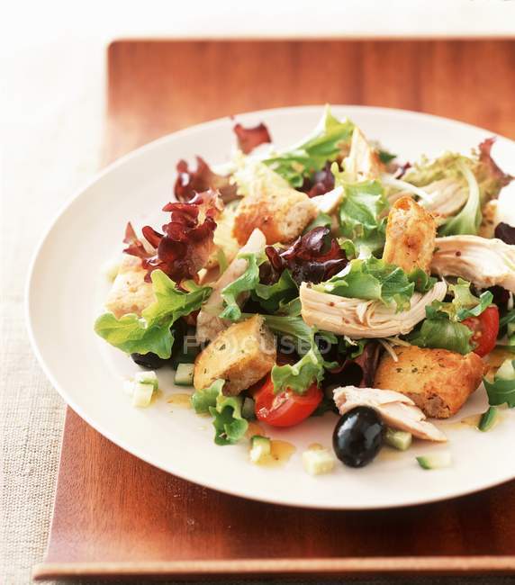 Chicken salad with herb croutons — Stock Photo