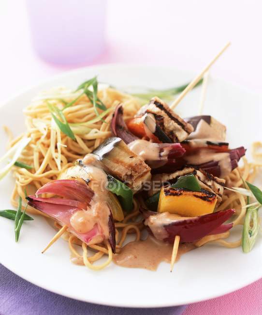 Сатайські шампури з овочами на білій тарілці — стокове фото