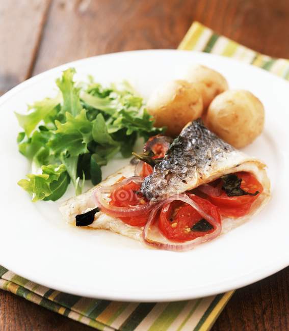 Baked mackerel fillet with tomatoes — Stock Photo