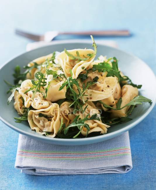 Tortellini pasta with arugula — Stock Photo