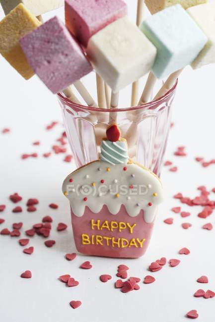 Biscotto di compleanno con marshmallow — Foto stock