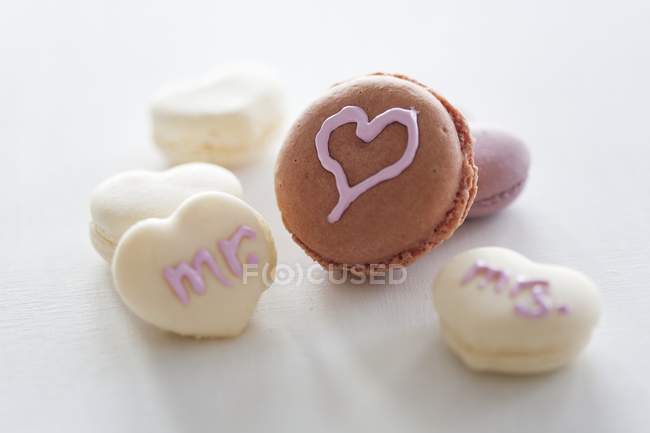 Macaroons decorated with hearts — Stock Photo