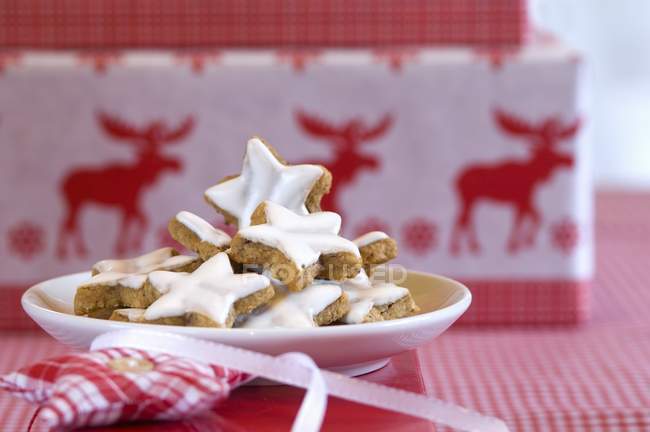 Biscoitos na toalha de mesa vermelha — Fotografia de Stock