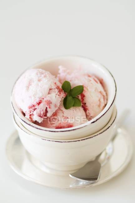 Клубничное мороженое с кусочками безе — стоковое фото