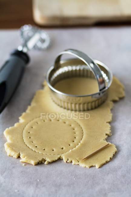 Kekse mit Metallausstecher — Stockfoto