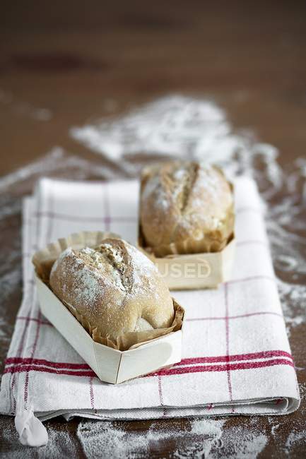 Миниатюрные буханки хлеба — стоковое фото