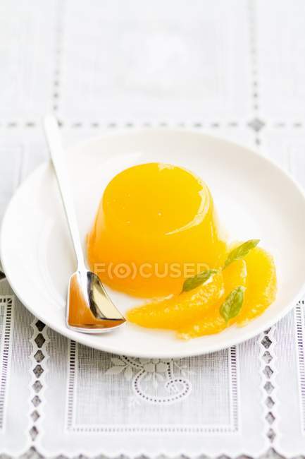 Gelatina con segmenti di arancia — Foto stock