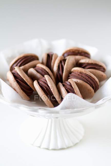 Macarrones de chocolate en stand - foto de stock
