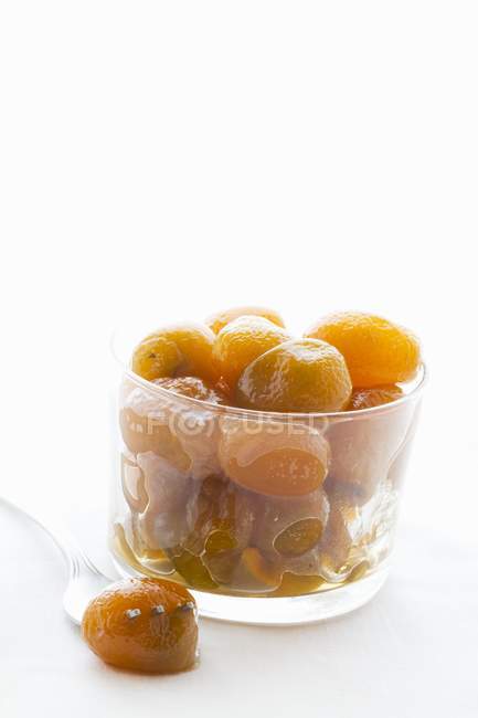 Кумкватський компот з фруктами — стокове фото