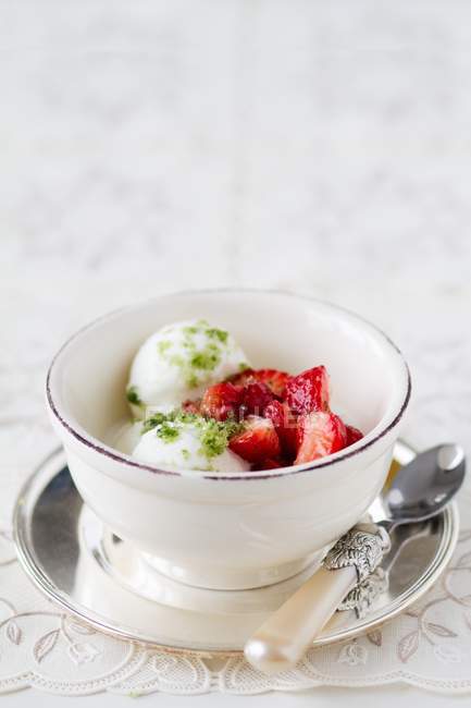 Yogur helado con fresa - foto de stock