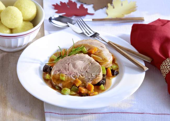 Turkey thigh with prunes and potato dumplings — Stock Photo