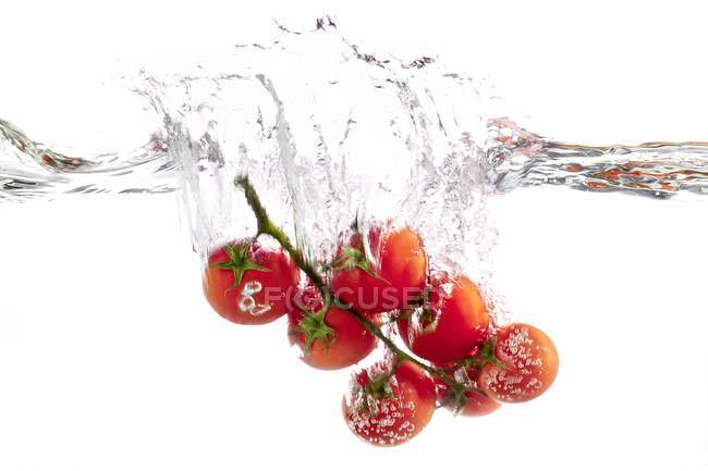 Tomaten fallen ins Wasser — Stockfoto
