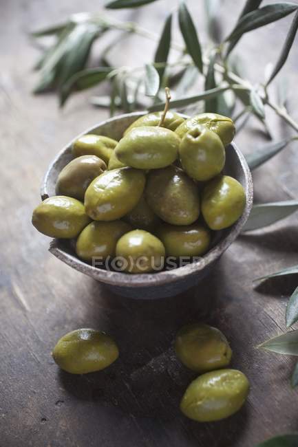 Зеленые оливки в керамической посуде — стоковое фото