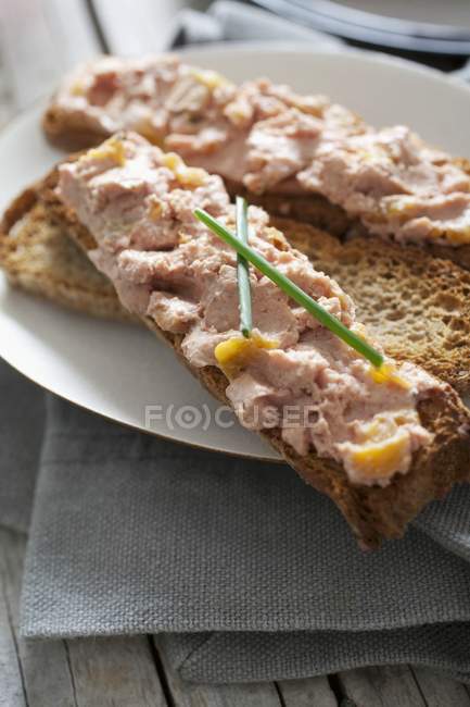 Crostini topped with chicken — Stock Photo