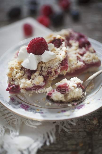 Raspberry crumble cake — Stock Photo
