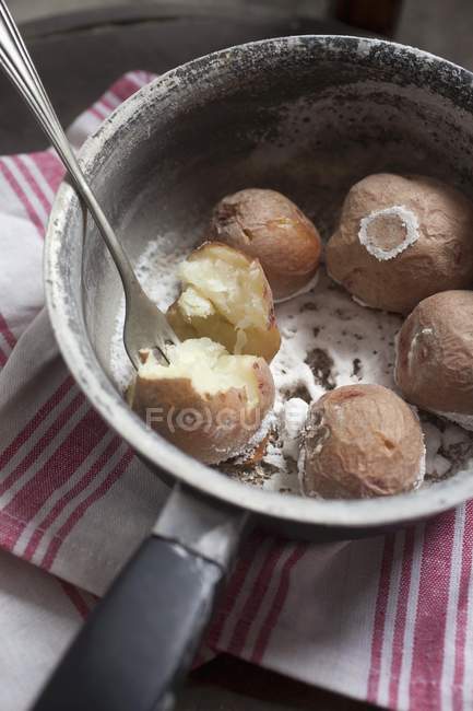 Patatas hervidas sin pelar en cacerola - foto de stock