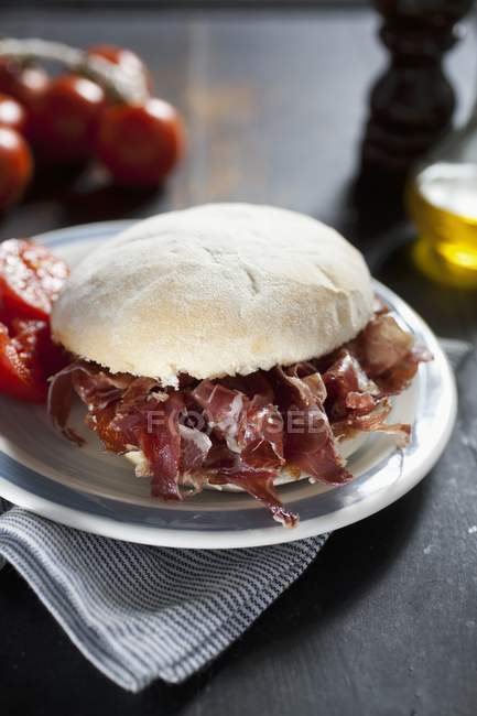 Sandwich mit Serrano-Schinken — Stockfoto