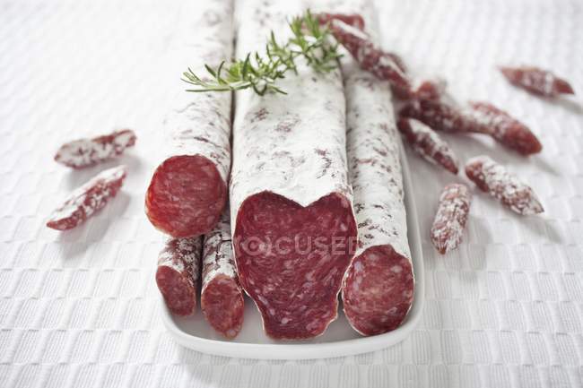 Salchichas de salami españolas en trozos - foto de stock