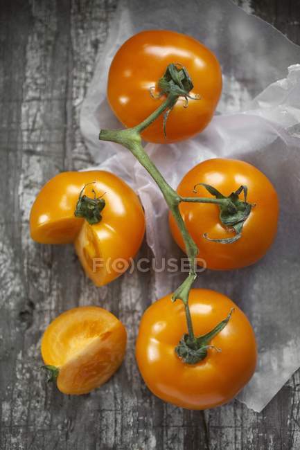 Tomates de videira amarela — Fotografia de Stock