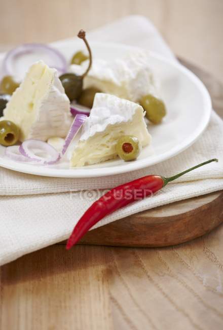 Camembert affettato con olive e peperoncino — Foto stock