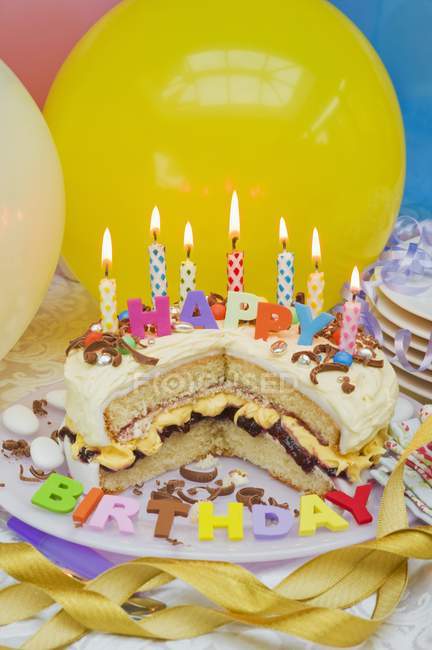 Gâteau couche éponge avec des bougies — Photo de stock
